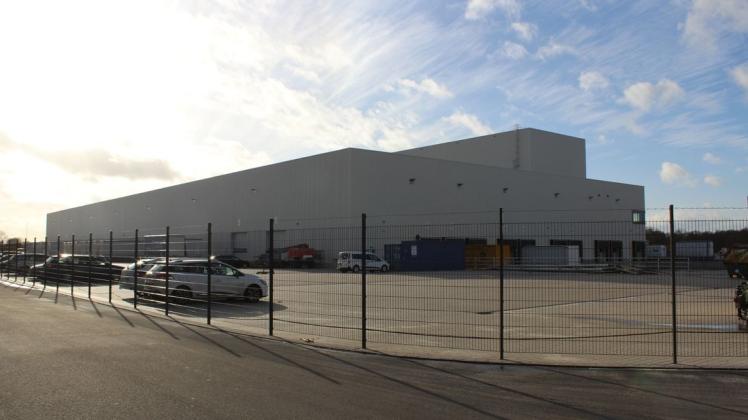 Das neue Logistikzentrum befindet sich unweit der beiden überdachten Schiffbauhallen der Meyer Werft.