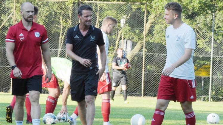 Cheftrainer Thomas Baake (Mitte) und die Fußballer des VfL Stenum belegen in der Fairnesswertung der Bezirksliga-Gruppe B den ersten Platz.