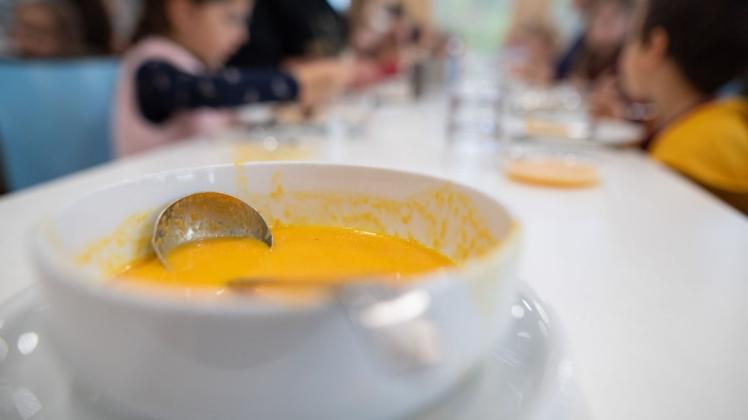 Noch kocht der französische Caterer Sodexo das Essen für Schüler in Rostock. Der Vertrag läuft noch bis 2022.