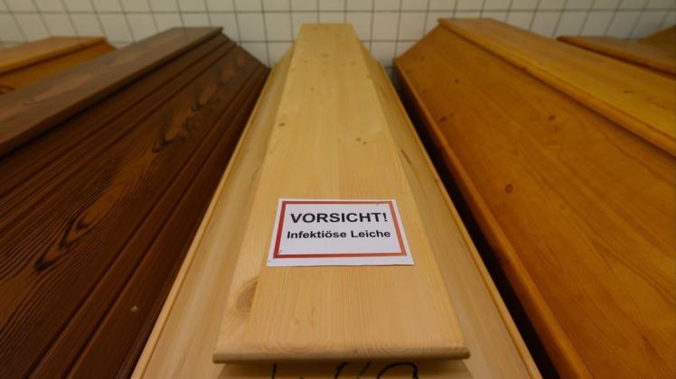 Ein Sarg mit einem Verstorbenen, der an oder mit dem Coronavirus gestorben ist, steht im Kühlraum eines Krematoriums. (Archivfoto)