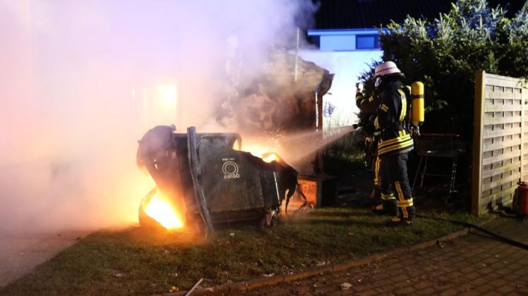 Die Feuerwehr Melle löscht die brennende Mülltonne und den Schrank. Beides stand an einem Haus an der Neuenkirchener Straße.