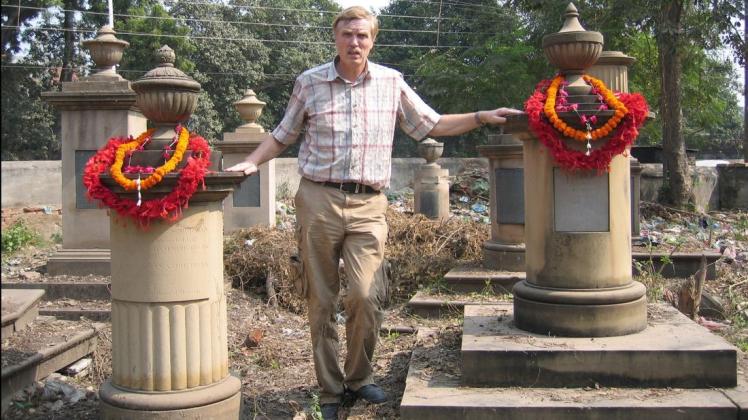 Familienforscher Jan Schürmann am Grab seines Ururgroßonkels Johann Adam Schürmann, das er 2007 in Benares/Varanasi in Indien wiederentdeckt hat.