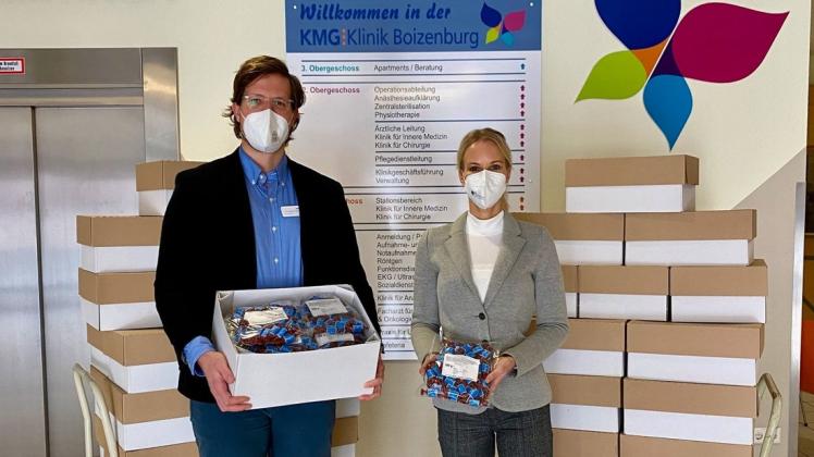 Große Freude bei Christopher Ahwerst. Der Geschäftsführer der Boizenburger KMG Klinik erhielt von Sonja Schindler von der Firma Toffee Tec unzählige Schokoladen-Toffees als Nervennahrung für die Krankenhaus-Mitarbeiter.