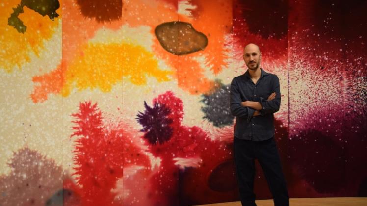 Farbflecken mit sanften Verläufen und dann wieder harte Kanten - Künstler Giacomo Santiago Rogado will mit seiner Kunst das Auge fordern und zu Assoziationen anregen.
