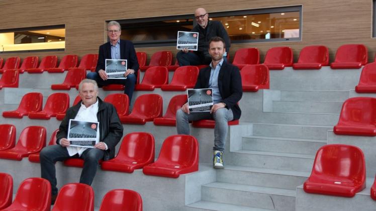 Im Solarlux-Forum stellten Thomas Schenk, Herbert Holtgreife, „Toscho“ Todorovic und Stefan Holtgreife (von vorn im Uhrzeigersinn) die Benefiz-CD für Kulturschaffende in Not vor.