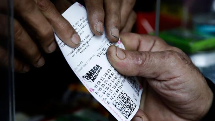 Ein Lottospieler kauft Mega Millions Lotterielose an einem Kiosk. (Archivbild)