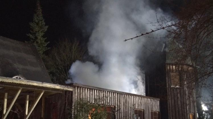 Die Feuerwehr hat einen Dachstuhlbrand in einem Einfamilienhaus in Wallenhorst gelöscht.