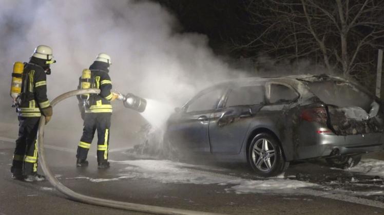 Der schnelle Einsatz der Feuerwehr konnte nicht mehr helfen: Das Auto ist auf der A29 bei Großenkneten komplett ausgebrannt.