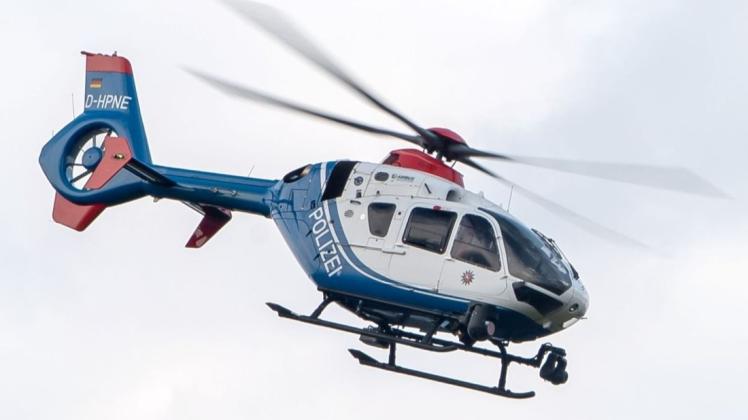 Mit einem Hubschrauber hat die Polizei am Sonntag zwischen Stuhr und Kirchseelte nach einem flüchtigen Autofahrer gesucht.