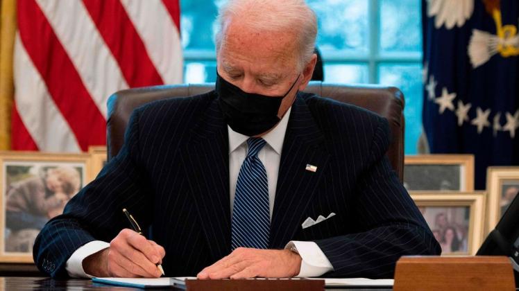 "Präsident Biden glaubt, dass Geschlechtsidentität kein Hindernis für den Militärdienst sein sollte und dass die Stärke Amerikas in der Vielfalt liegt", heißt es in einer Mitteilung.