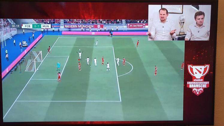 Der Moment des Sieges: Soeben hat Tobias Heller mit Manchester United das entscheidende Tor im Kampf um die eFootball-Stadtmeisterschaft erzielt. Jonas Warskulat (links) und David Stenzel führten als Kommentatoren-Duo mehr als sechs Stunden lang live durch das Turnier. Der Moment des Sieges: Soeben hat Tobias Heller mit Manchester United das entscheidende Tor im Kampf um die eFootball-Stadtmeisterschaft erzielt. Jonas Warskulat (links) und David Stenzel führten als Kommentatoren-Duo mehr als sechs Stunden lang live durch das Turnier.