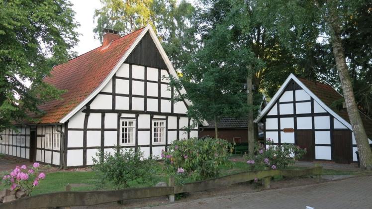 Berger Backhaus mit Heimathaus Einst stand es in Bottorf: das Berger Backhaus (rechts) neben dem Heimathaus im Ortskern des Dorfes. (Archivfoto)