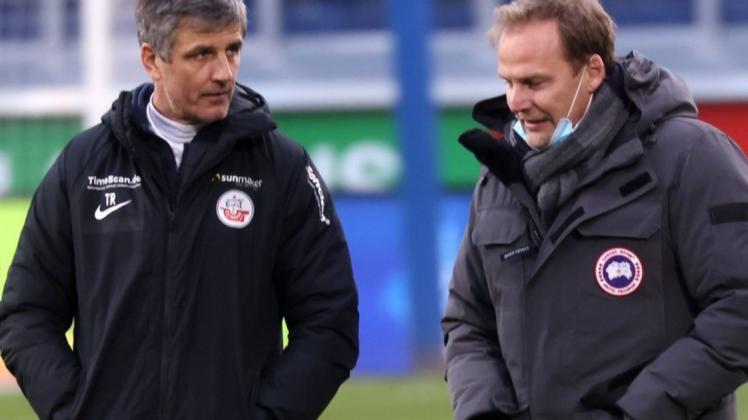 Mit dem Kader zufrieden: Hansa-Trainer Jens Härtel (links) und Manager Martin Pieckenhagen vertrauen den aktuellen Spielern des Rostocker Fußball-Drittligisten. Dennoch beobachten sie den Transfermarkt.