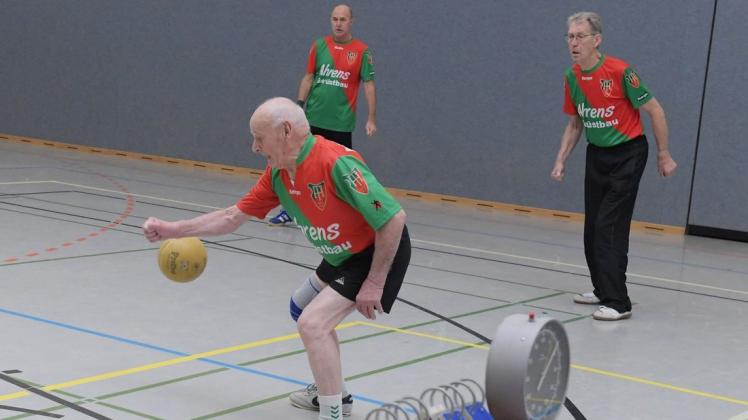 Georg Schmidt (vorne) und die Prellballer der TS Hoykenkamp hoffen auf eine baldige Rückkehr in die Halle.