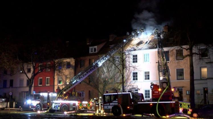 In Bremen-Walle ist in der Nacht zu Mittwoch ein Dachstuhl in Flammen aufgegangen.