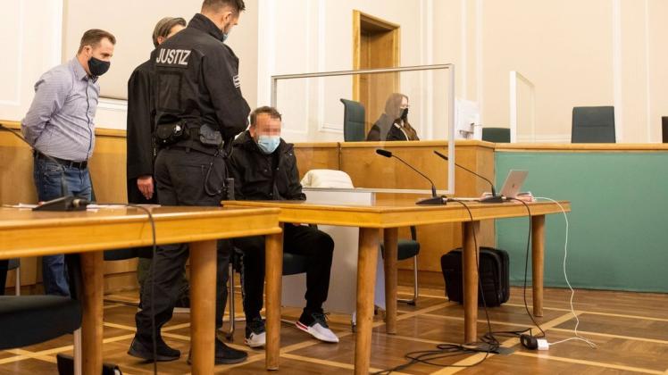 Der heute 49-jährige Angeklagte steht vor Gericht, weil er im August 2020 seine Frau mit einem Messer getötet haben soll. 
. Foto: Swaantje Hehmann