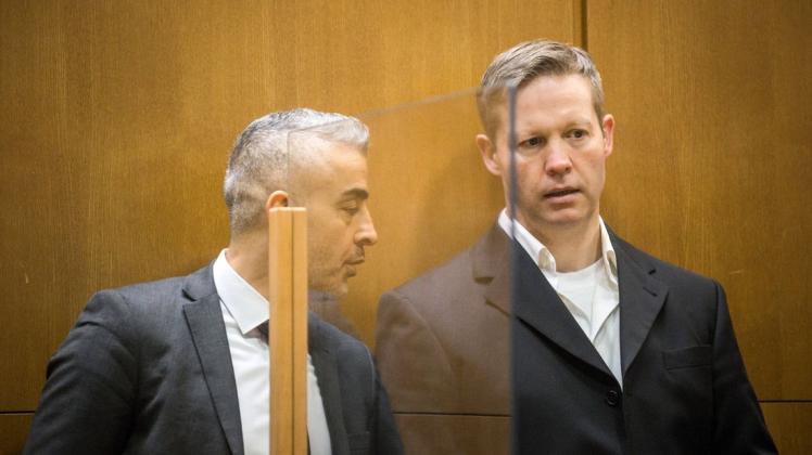 Der Angeklagte Stephan Ernst (rechts) und seine Anwalt Mustafa Kaplan warten auf die Urteilsverkündung im Gerichtssaal.
