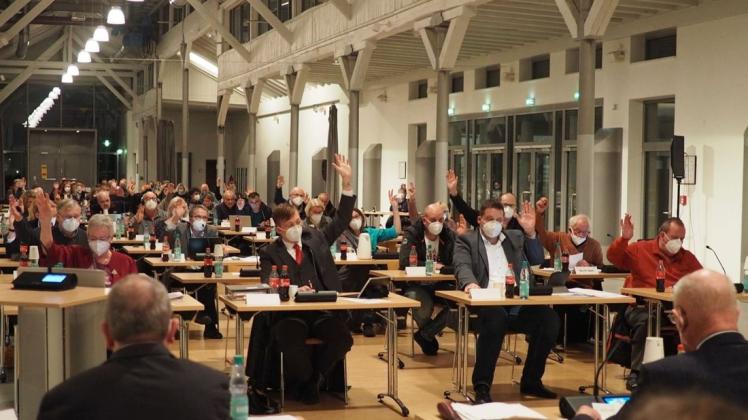 Statt in einem voll besetzten Saal, wie hier im Commedia, sollen die Rats- und Ausschusssitzungen in Delmenhorst künftig auch online stattfinden. Statt in einem voll besetzten Saal, wie hier im Commedia, sollen die Rats- und Ausschusssitzungen in Delmenhorst künftig auch online stattfinden.