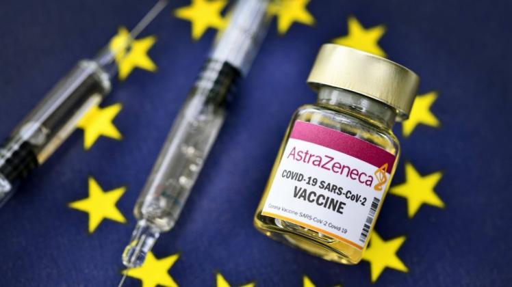 Injektionsflasche mit AstraZeneca-Schriftzug, Impfspritzen und EU-Fahne, Impfstofflieferungen für die EU *** Injection b Die EU-Kommission hat den Vertrag mit Astrazeneca veröffentlicht.