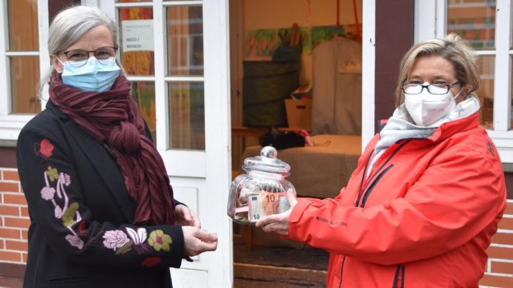 Kunsttherapeutin Ute Wessels (links) freut sich sehr über die Spende von Hobbymaskennäherin Ria Torznik für ihre inklusiven Projekte im Dorfpark Falkenburg.