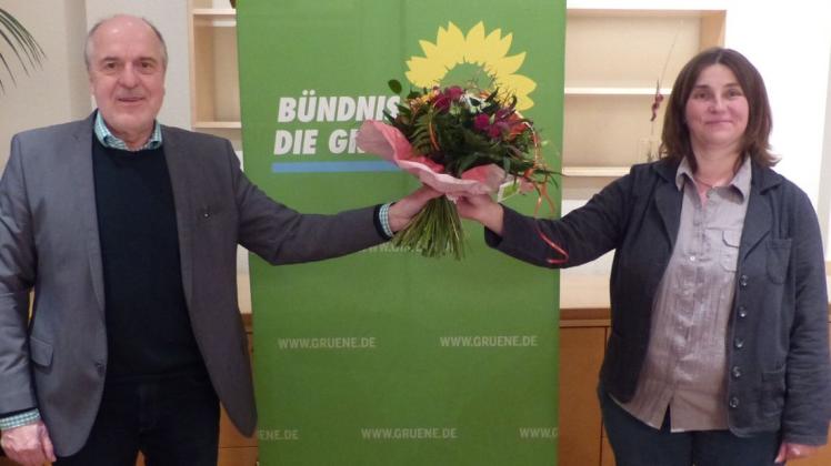 Reinhardt Wüstehube gratuliert Bürgermeister-Kandidatin Silke Meier zum einstimmigen Wahlergebnis.
