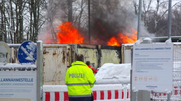 Flammen schlagen aus einem Container auf der Abfallannahmestelle an der Lemwerderstraße in Delmenhorst.