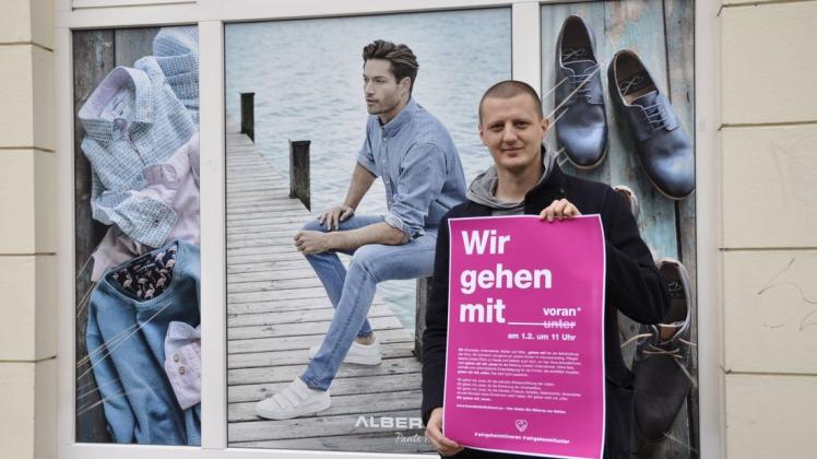 Lukas Anskat wird auch am heutigen Montag vor dem Fachgeschäft Stil-Männermode mit dem Aktionsplakat auf die prekäre Situation der geschlossenen Unternehmen aufmerksam machen. Lukas Anskat wird auch am heutigen Montag vor dem Fachgeschäft Stil-Männermode mit dem Aktionsplakat auf die prekäre Situation der geschlossenen Unternehmen aufmerksam machen.