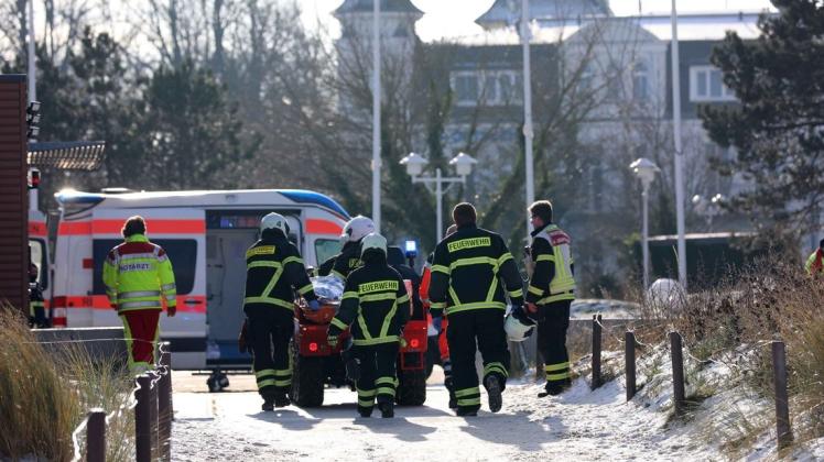 Trotz sofort eingeleiteter Reanimation verstarb der Mann noch am Ostseestrand. Mit der Hilfe eines Strandbuggys der Feuerwehr wurde der Leichnam abtransportiert.