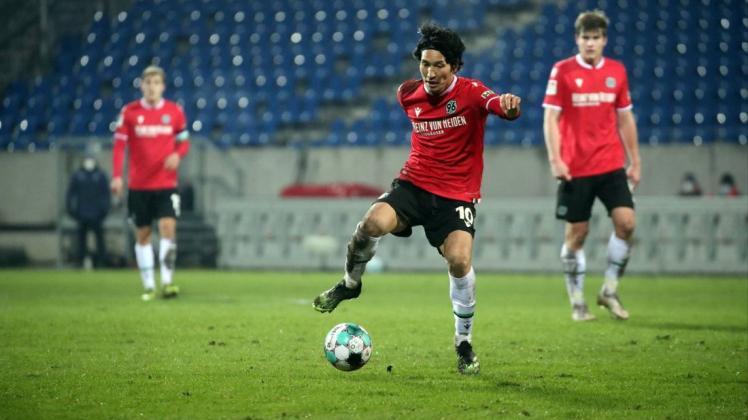 Überzeugt bei Hannover 96 noch am ehesten: Mittelfeldspieler Genki Haraguchi (am Ball).