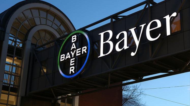 Bayer will in die Produktion eines Corona-Impfstoffs einsteigen.