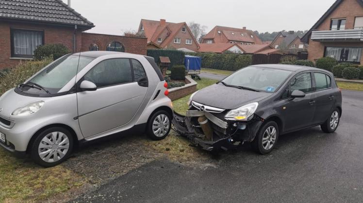Auf spiegelglatter Straße rutschte in Geeste ein Opel Corsa gegen einen Holzpfeiler.