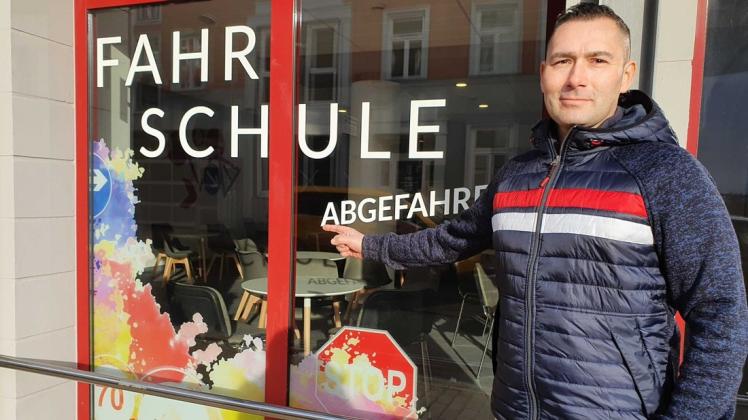Mit stolz präsentiert der Inhaber der neuen Fahrschule „Abgefahren“ das Schaufenster seines Unternehmens in der Wittenburger Straße.