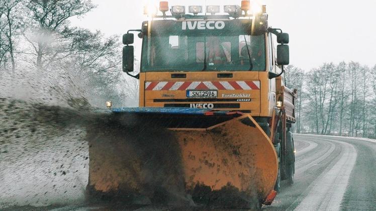 Der Schnee muss von den Straßen: Einsatz des Winterdienstes zwischen Wittenburg und Zarrentin.