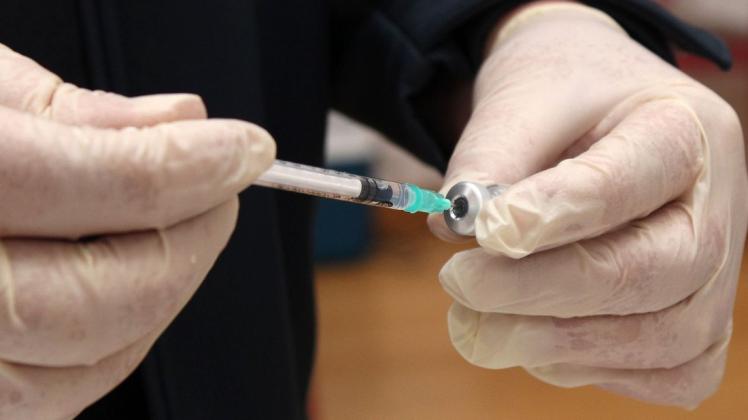 Eine Corona-Impfung wird vorbereitet: Ab Donnerstag soll das Vakzin auch im Lüneburger Impfzentrum verabreicht werden. Zunächst allerdings nur an 270 Personen.