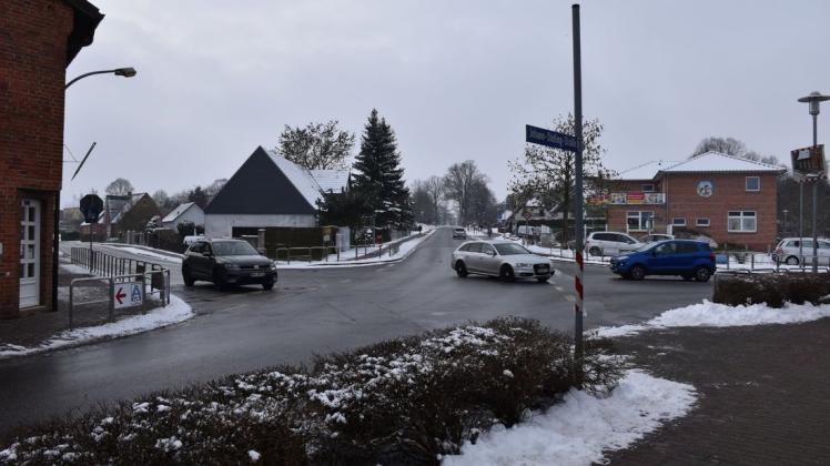 Die Kreuzung Jarmstorfer Straße / Roggendorfer Chaussee / Amtsbauhof / Johann-Stelling-Straße ist teilweise recht unübersichtlich. Deshalb plant die Stadt Gadebusch dort einen Kreisverkehr.