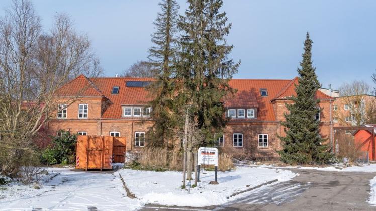 Auf dem Gelände der ehemaligen Kita Gutshaus im Rostocker Stadtteil Dierkow bleibt es still, seitdem die Einrichtung wegen Vorwürfen der Kindeswohlgefährdung im Januar 2020 geschlossen wurde.
