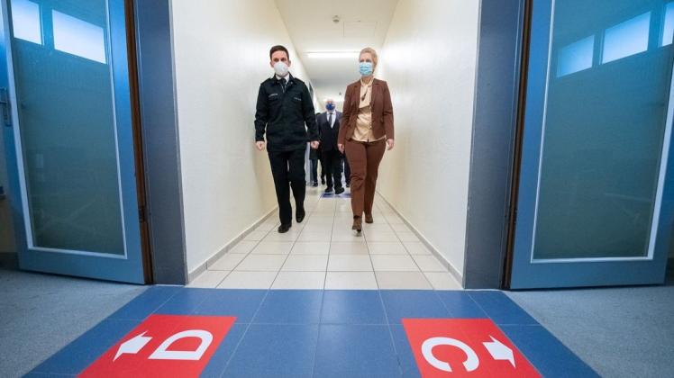 Ministerpräsidentin Manuela Schwesig (SPD)  und Gesundheitsminister Harry Glawe (Mitte)  in der zum Impfzentrum umfunktionierten Sport- und Kongresshalle. Die Gewerkschaft fordert Tarifzahlungen.