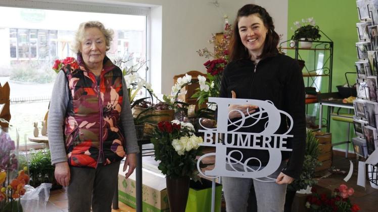 Tradition in neuem Glanz: Aus „Blumen Hinze“ wird die „Blumerie“. Die 34-jährige Kristina Hanenberg (rechts) aus Icker tritt die Nachfolge von Mathilde Hinze an. Die 75-Jährige hat 40 Jahre das Blumengeschäft am Vehrter Kirchweg 22 betrieben.