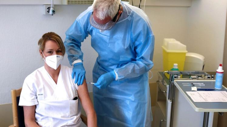 Sonja Wittler von Blutennahmedienst am UKM Marienhospital (MHS) Steinfurt bekam am Montag ihre Corona-Schutzimpfung von Dr. Markus Eichler.