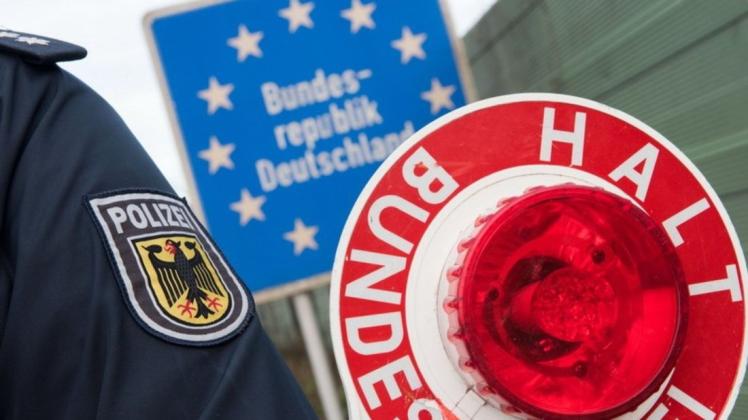 Die Bundespolizei hat auf der A30 bei Bad Bentheim einen betrunkenen Autofahrer angehalten. Er hatte keine Fahrerlaubnis, falsche Papiere und einen Elektroschocker, der als Taschenlampe getarnt war.