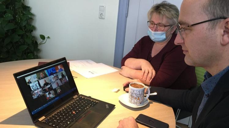 Videokonferenz im Rathaus: Bürgermeister Christian Grüschow und Bauamtsleiterin Doris Zich beim Kolloquium zum Realisierungswettbewerb für die neue Schule.