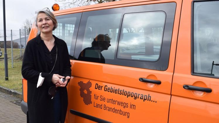 Wer den orangenen Kleinbus auf den Straßen sieht, weiß, dass die Gebietstopographen rund um Christine Lindow ihrer Arbeit nachgehen.