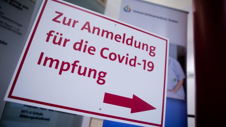 Das Schild weist den Weg zur Anmeldung für die Corona-Schutzimpfung. Im Kreis Steinfurt haben noch nicht alle Impfberechtigten das Informationsschreiben dazu erhalten. (Symbolfoto)