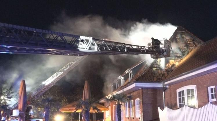 Der größte Brandeinsatz in Ganderkesee 2020: Der Dachstuhl des ehemaligen Bahnhofsgebäudes wurde im Oktober zum Raub der Flammen (Archivfoto).