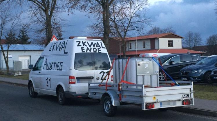 Stiller Protest vor der jüngsten Verbandsversammlung des Zweckverbandes ZkWAL Stiller Protest vor der jüngsten Verbandsversammlung des Zweckverbandes ZkWAL