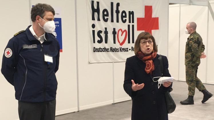 Gesundheitsministerin Ursula Nonnemacher und Ronny Sattelmair, Kreisgeschäftsführer des DRK-Kreisverbands Ostprignitz-Ruppin, besichtigen das Impfzentrum Kyritz.