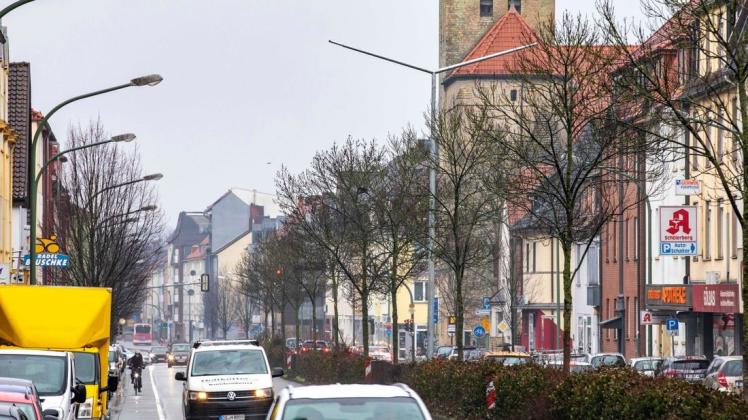 Das ist keine Straßenleuchte: Viele Menschen fragen sich in diesen Tagen, was es mit den hohen Masten an den Hauptverkehrsstraßen in Osnabrück (hier auf der Mittelinsel der Iburger Straße) auf sich hat.