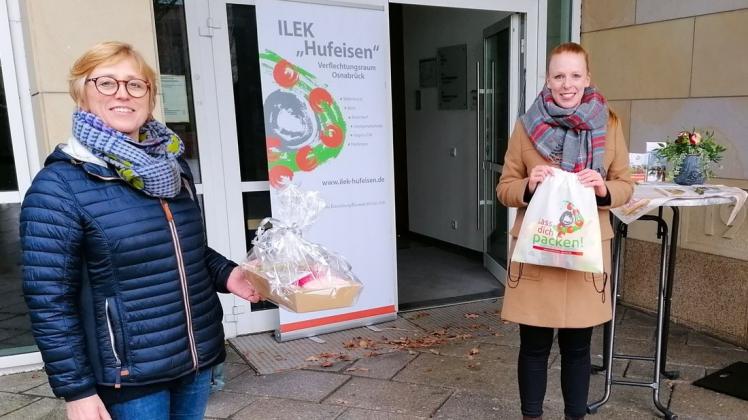 Preisverleihung light: Radlerin Maria-Anna Bellmann (links) bekommt ihren Gewinn von Regionalmanagerin Mona Bestermann überreicht.