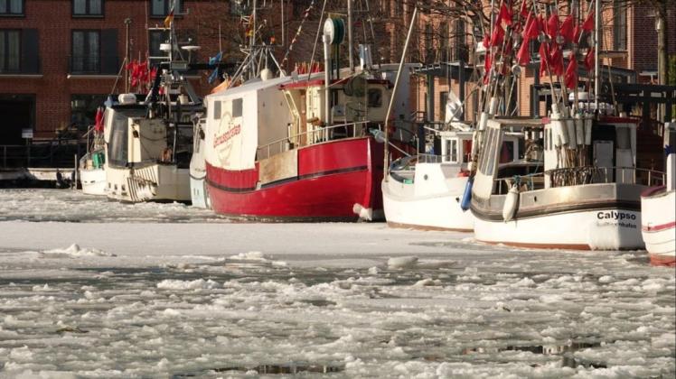 Der klirrende Frost mit nachts unter -10 Grad lässt derzeit Schiffe in Heiligenhafen im Wasser einfrieren.