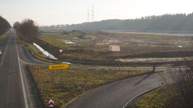 Die Erweiterungsfläche liegt direkt an der Bundesstraße 70 in Meppen, vorne im Bild die Anschlussstelle Nödike.